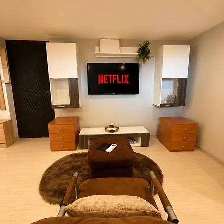 Cozy In A Netflix Parking Apartmán *
